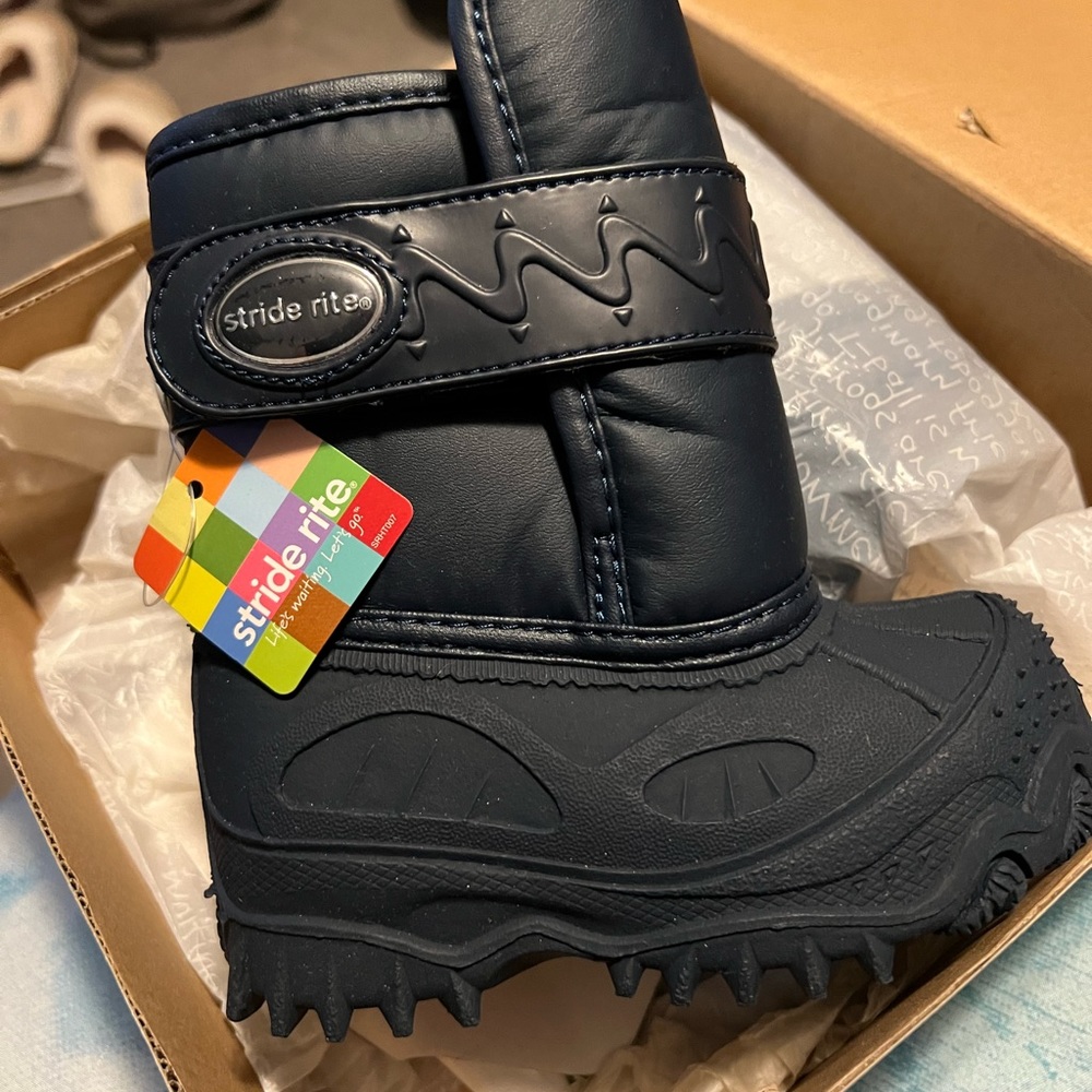 NWT Boys 6M navy snow boots